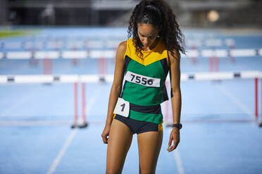 Leichtathletin bereitet sich auf Hürdenlauf vor - CAIF31463