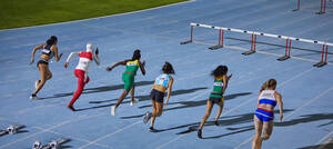 Leichtathletinnen rennen im Wettkampf auf Hürden zu - CAIF31476