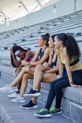 Glückliche Leichtathletinnen auf der Stadiontribüne - CAIF31530