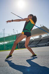 Leichtathletin beim Speerwurf - CAIF31556