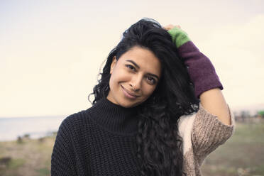 Portrait schöne Frau am Strand - CAIF31651