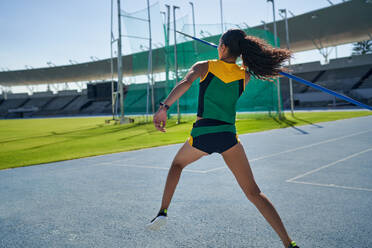 Leichtathletin beim Speerwurf - CAIF31773