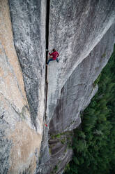 Kanada, Britisch-Kolumbien, Squamish, Menschen klettern - ISF24706
