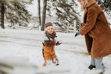 Kanada, Ontario, Mutter und Tochter (2-3) spielen mit Schnee - ISF24712