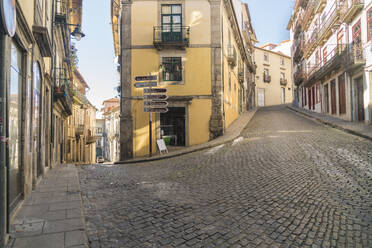 Portugal, Porto, Kopfsteinpflastergasse und alte Wohnhäuser - ISF24749