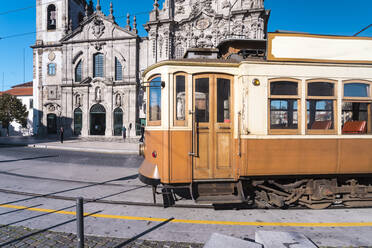 Portugal, Porto, Altmodische Straßenbahn vorbei an der Igreja do Carmo - ISF24750