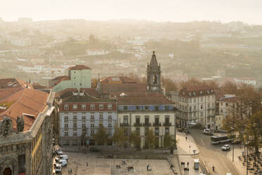 Portugal, Porto, Blick von oben auf die Gebäude der Altstadt - ISF24751