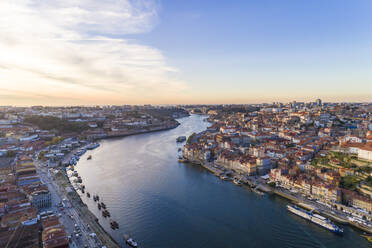 Portugal, Porto, Luftaufnahme des Stadtbildes und des Flusses Douro - ISF24754