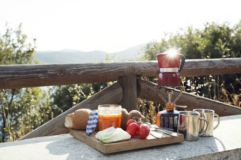 Italien, Österreich, Frühstück mit Kaffeemaschine auf Campingkocher in Landschaft - ISF24780