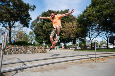 USA, Kalifornien, San Francisco, Mann fährt Skateboard im Skatepark - ISF24823