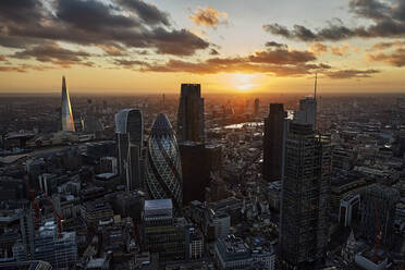 UK, London, Blick von oben auf die Wolkenkratzer der City of London bei Sonnenuntergang - ISF24824