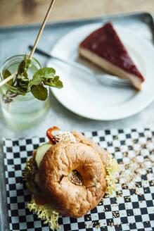 Limonade mit Bagel und Käsekuchen im Serviertablett - GUSF06073