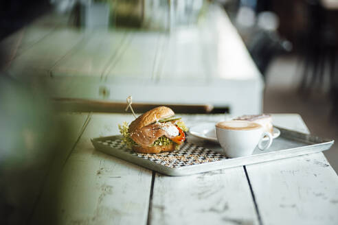 Kaffee mit Bagel und Käsekuchen in einem Serviertablett im Café - GUSF06084