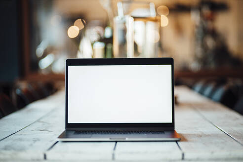 Laptop on table at cafe - GUSF06100