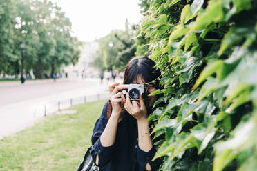 Fotografin fotografiert bei frischen Pflanzen - ASGF00792