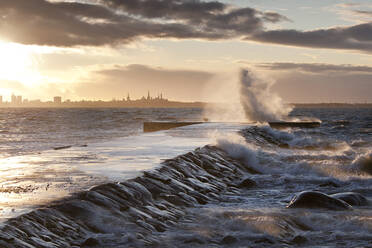 Ein Unwetter in der Ostsee, Wellen brechen über eine Seebrücke - MINF16296