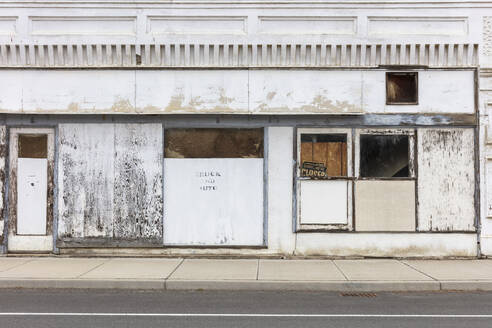 Verlassene Schaufenster und Gebäude in einer verlassenen Hauptstraße - MINF16314