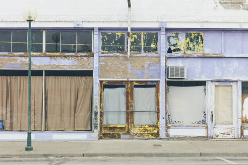 Hauptstraße mit vernagelten Fenstern, geschlossenen Geschäften - MINF16316