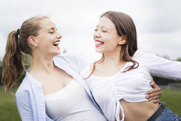 Fröhliche Frauen haben Spaß in der Natur - SGF02857