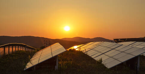 Sonnenuntergang über dem Solarpark - MAMF01930