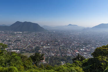 Mexiko, Veracruz, Orizaba, Blick vom Cerro del Borrego auf die Stadt darunter - RUNF04594