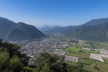 Mexiko, Veracruz, Orizaba, Klarer Himmel über dem Orizaba-Tal im Sommer - RUNF04595