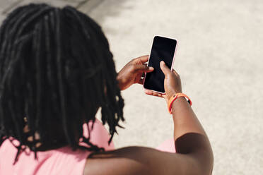 Junge Frau mit Mobiltelefon - AODF00538