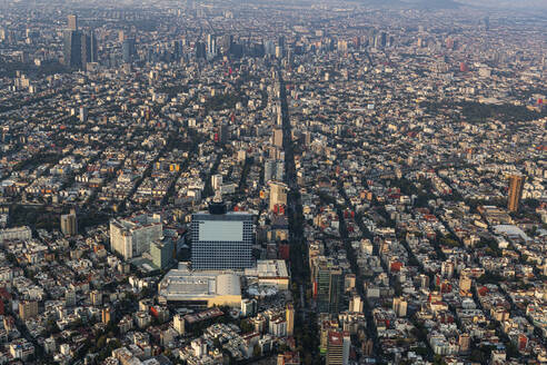 Mexiko, Mexiko-Stadt, Luftaufnahme der dicht besiedelten Stadt in der Abenddämmerung - RUNF04599