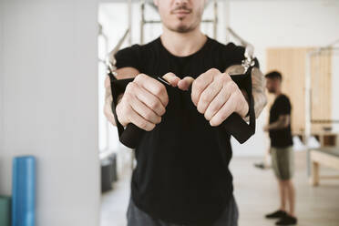 Mann beim Training im Pilates-Studio - EBBF04291