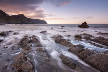 Sonnenuntergang über Mouthmill Beach an der Küste von North Devon, Devon, England, Vereinigtes Königreich, Europa - RHPLF19937