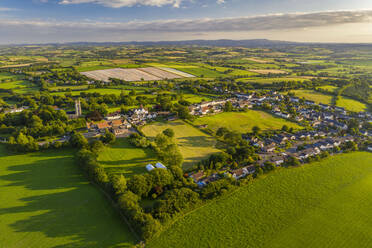 Blick aus der Luft auf das ländliche Dorf Morchard Bishop, Devon, England, Vereinigtes Königreich, Europa - RHPLF19943