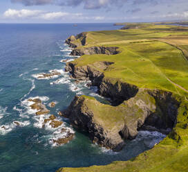 Blick aus der Luft auf die Porthmissen Bridge und die dramatische Küstenlinie bei Trevone, Cornwall, England, Vereinigtes Königreich, Europa - RHPLF19948