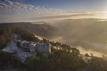 Blick aus der Luft auf Castle Drogo und das Teign Valley im Morgennebel im Winter, Dartmoor, Devon, England, Vereinigtes Königreich, Europa - RHPLF19953