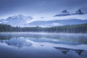 Stimmungsvoller nebliger Morgen am Herbert Lake in den kanadischen Rockies, Banff-Nationalpark, UNESCO-Welterbe, Alberta, Kanada, Nordamerika - RHPLF19967