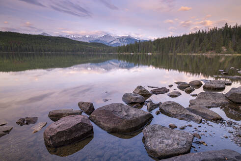 Sonnenaufgang an einem wunderschönen spiegelnden See in den kanadischen Rockies, Jasper National Park, UNESCO-Weltkulturerbe, Alberta, Kanada, Nordamerika - RHPLF19970