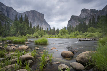 Der Merced River bei Valley View im Frühling, Yosemite-Nationalpark, UNESCO-Welterbe, Kalifornien, Vereinigte Staaten von Amerika, Nordamerika - RHPLF19971