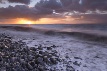 Sonnenaufgang über dem Meer bei Llantwit Major im Winter, Glamorgan, Wales, Vereinigtes Königreich, Europa - RHPLF19974