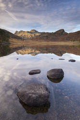 Die Berge der Langdale Pikes spiegeln sich im spiegelglatten Wasser des Blea Tarn im Herbst, Lake District National Park, UNESCO-Weltkulturerbe, Cumbria, England, Vereinigtes Königreich, Europa - RHPLF19976