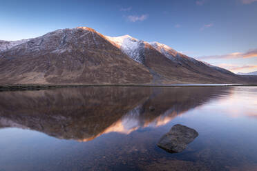 Schneebedeckte Berge der Highlands spiegeln sich im ruhigen Wasser des Loch Etive im Winter, Highlands, Schottland, Vereinigtes Königreich, Europa - RHPLF19979