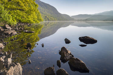 Friedlicher Llyn Dinas an einem stillen Frühlingsmorgen, Snowdonia National Park, Wales, Vereinigtes Königreich, Europa - RHPLF19982