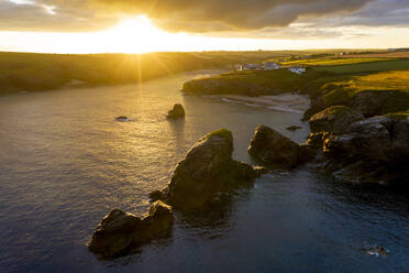 Sommerlicher Sonnenaufgang über der Bucht von Porthcothan an der Küste von North Cornwall, Cornwall, England, Vereinigtes Königreich, Europa - RHPLF19995