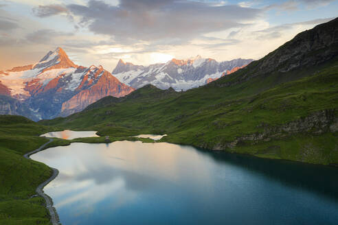 Schreckhorn und Finsteraarhorn spiegeln sich im Bachalpsee bei Sonnenuntergang, Grindelwald, Berner Oberland, Schweiz, Europa - RHPLF20001