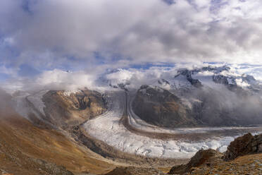 Bewölkter Himmel über schneebedeckten Bergen und Gornergletscher, Zermatt, Kanton Wallis, Schweiz, Europa - RHPLF20003