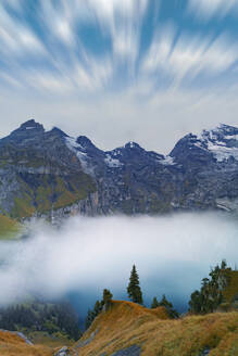 Wolken am Himmel über dem nebelverhangenen Oeschinensee, Berner Oberland, Kandersteg, Kanton Bern, Schweiz, Europa - RHPLF20009