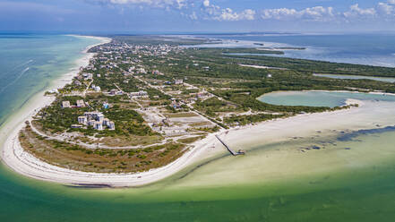 Luftaufnahme des türkisfarbenen Wassers und des weißen Sandes der Insel Holbox, Yucatan, Mexiko, Nordamerika - RHPLF20018