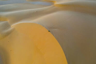 Luftaufnahmen von Sanddünen bei Sonnenuntergang, Dirkou, Djado Plateau, Niger, Westafrika, Afrika - RHPLF20038