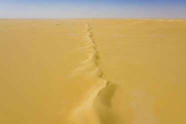 Luftaufnahmen aus der Tenere-Wüste zwischen Bilma und Fachi, Niger, Westafrika, Afrika - RHPLF20039