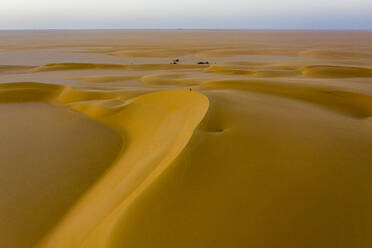 Luftaufnahmen von Sanddünen bei Sonnenuntergang, Dirkou, Djado Plateau, Niger, Westafrika, Afrika - RHPLF20040