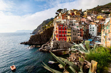 Das malerische Dorf Riomaggiore in den Cinque Terre, UNESCO-Weltkulturerbe, Provinz La Spezia, Region Ligurien, Italien, Europa - RHPLF20052