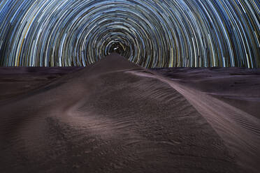 Konzentrischer zirkumpolarer Sternenschweif über Sanddünen in der Wüste Rub al Khali, Oman, Naher Osten - RHPLF20064